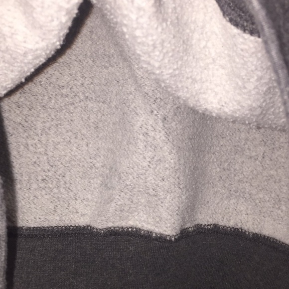 University of Washington Sweatshirt - Picture 2 of 3